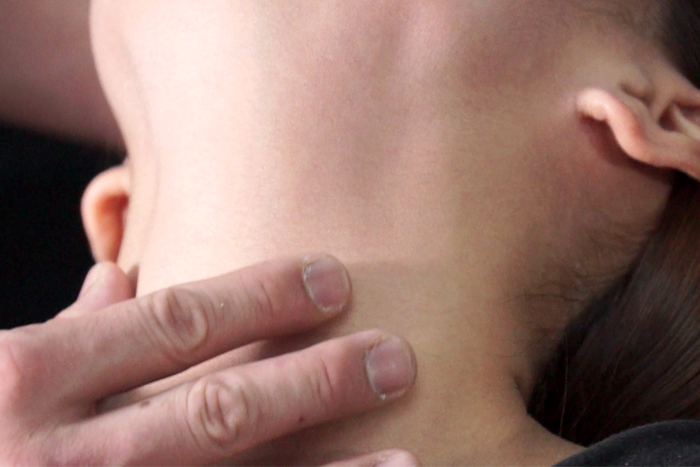 女性の首・喉・首絞め　サンプル画像04