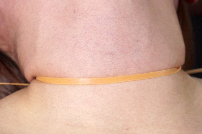 女性の首・喉・首絞め　サンプル画像07