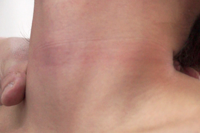 女性の首・喉・首絞め　サンプル画像10