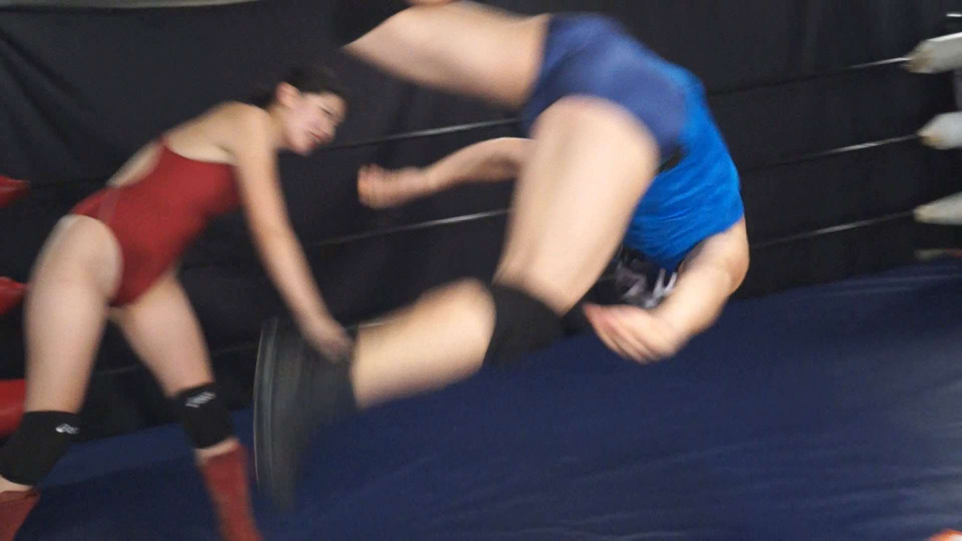 熟女レスラーを強制レイプ!! 2vs1 変則 陵辱バトル volume.2　サンプル画像03