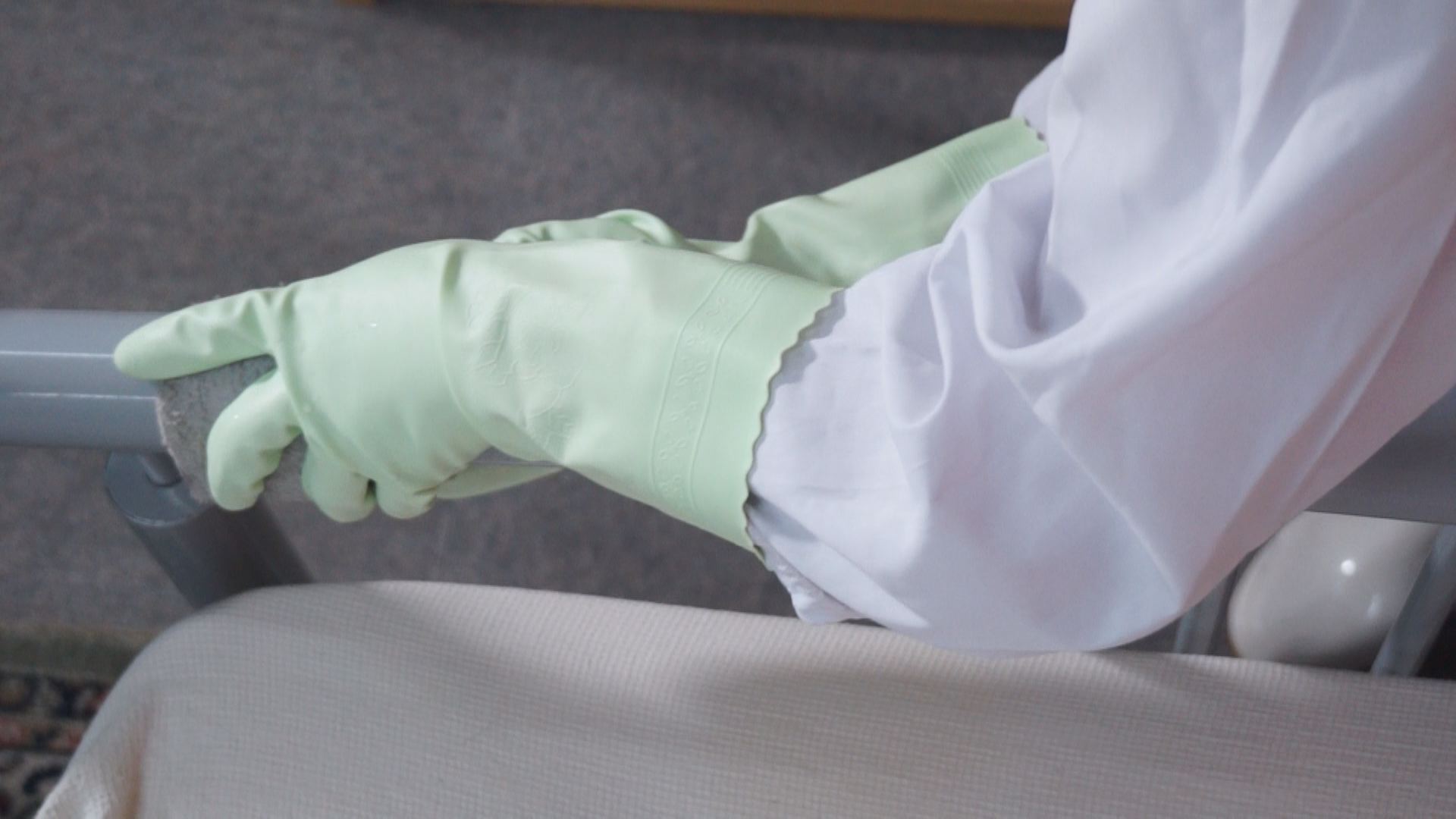 炊事用ゴム手袋のおばさん さよ47歳　サンプル画像03