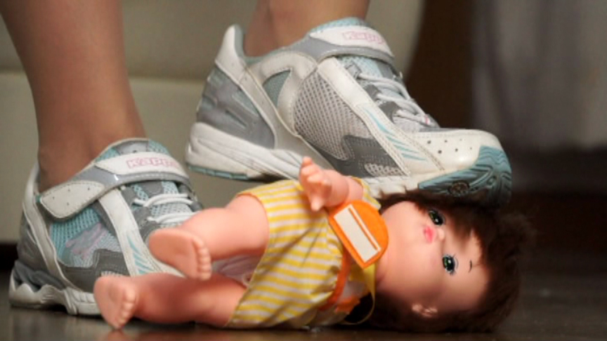 【スマホ・タブレット対応】土足女の不作法クラッシュ2 サンプル画像05