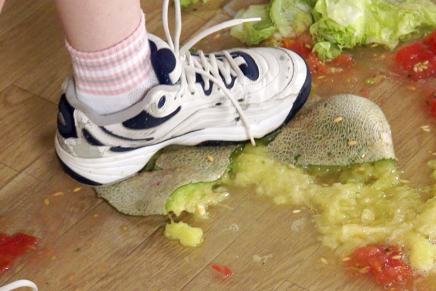 土足女の男踏みフードクラッシュ 2　サンプル画像02