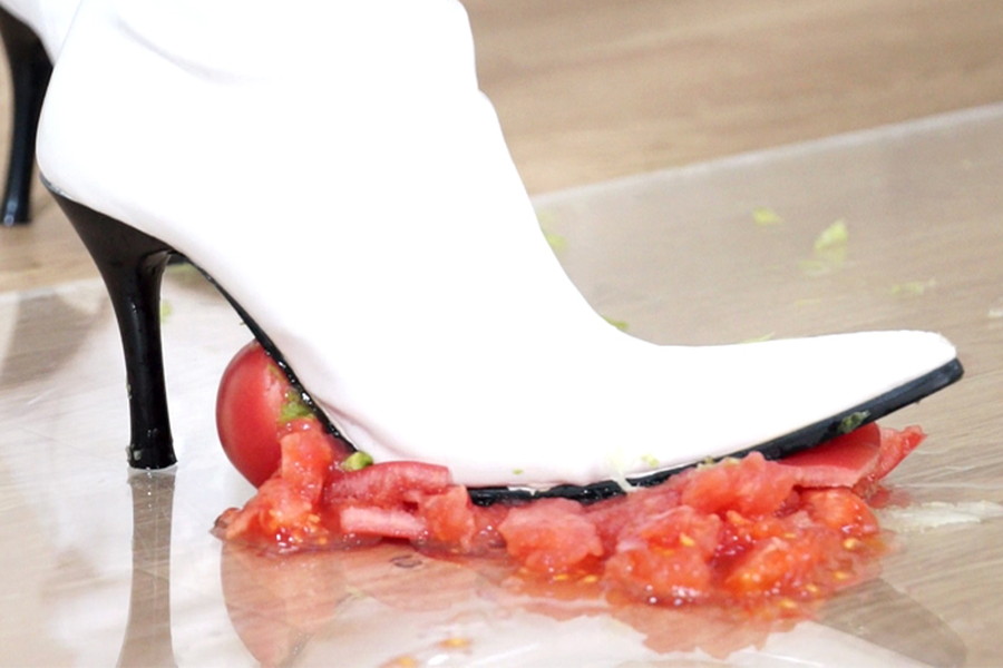 土足女の男踏みフードクラッシュ5　サンプル画像02