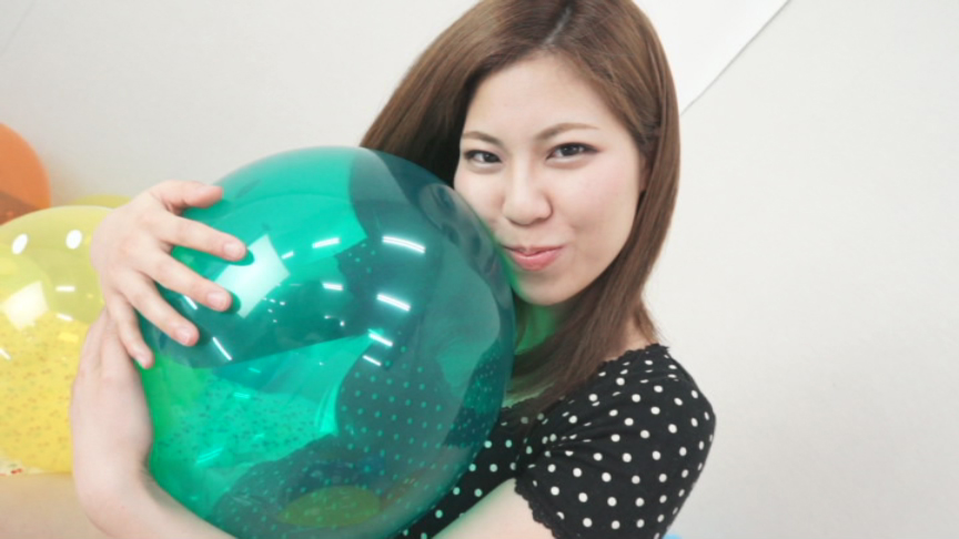 ブニュ～ン!!　女の子2人で風船つぶしっこ 2　サンプル画像02