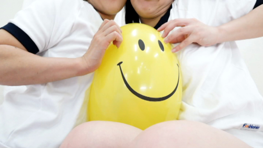 ブニュ～ン!!　女の子2人で風船つぶしっこ 3　サンプル画像08