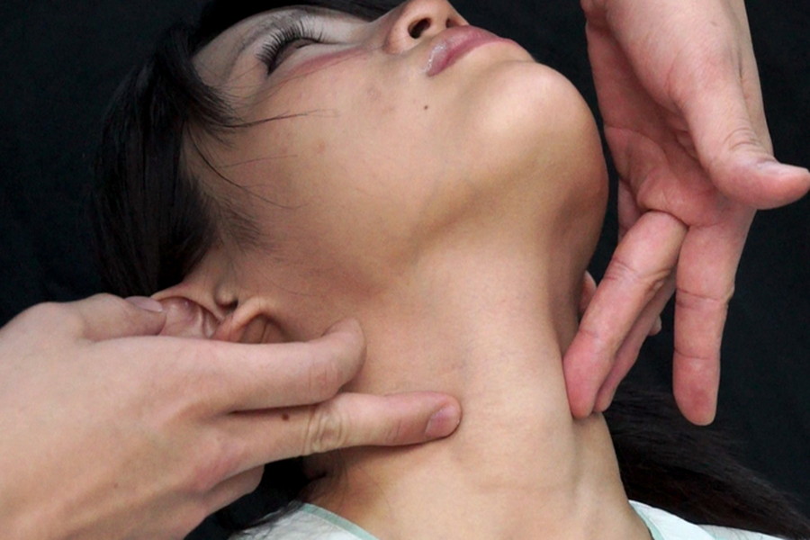 女性の首・喉・首絞め　サンプル画像07