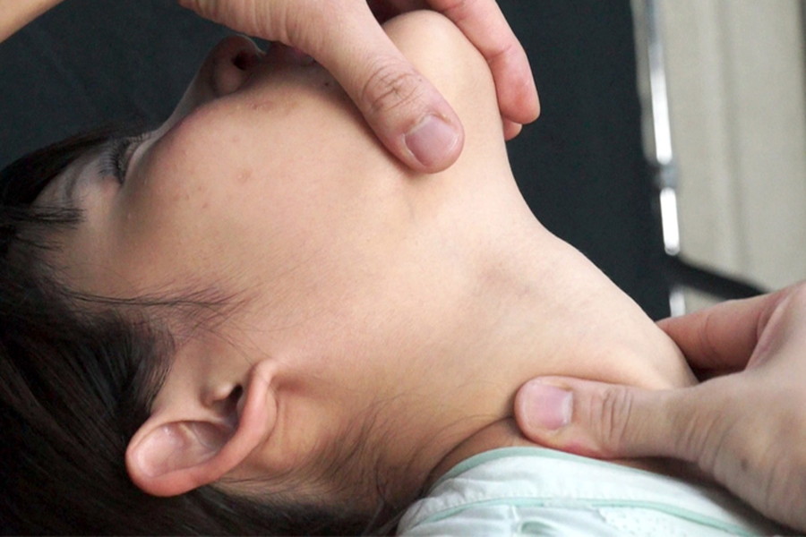 女性の首・喉・首絞め　サンプル画像05