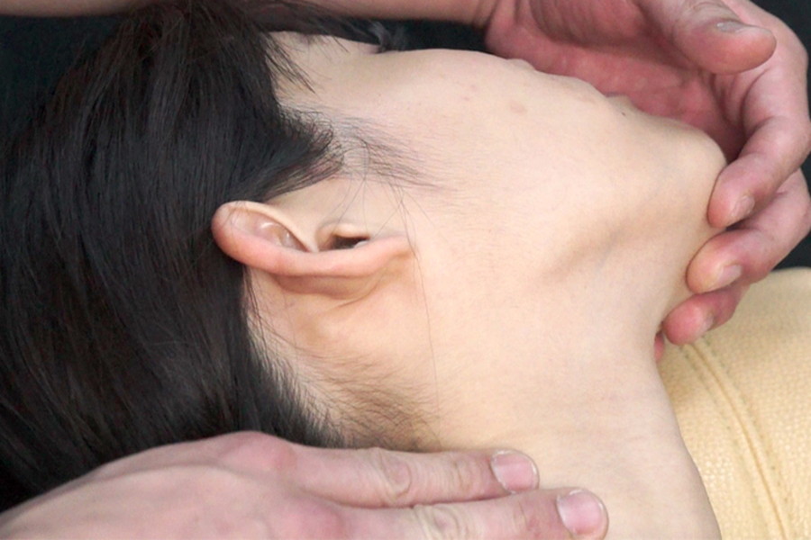 女性の首・喉・首絞め　サンプル画像06