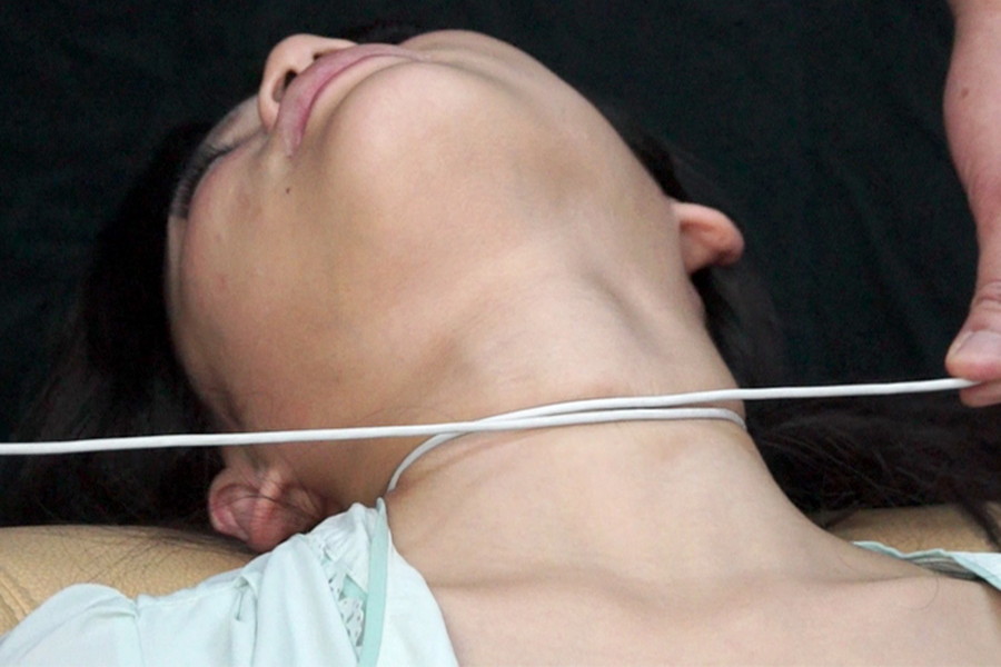 女性の首・喉・首絞め　サンプル画像01