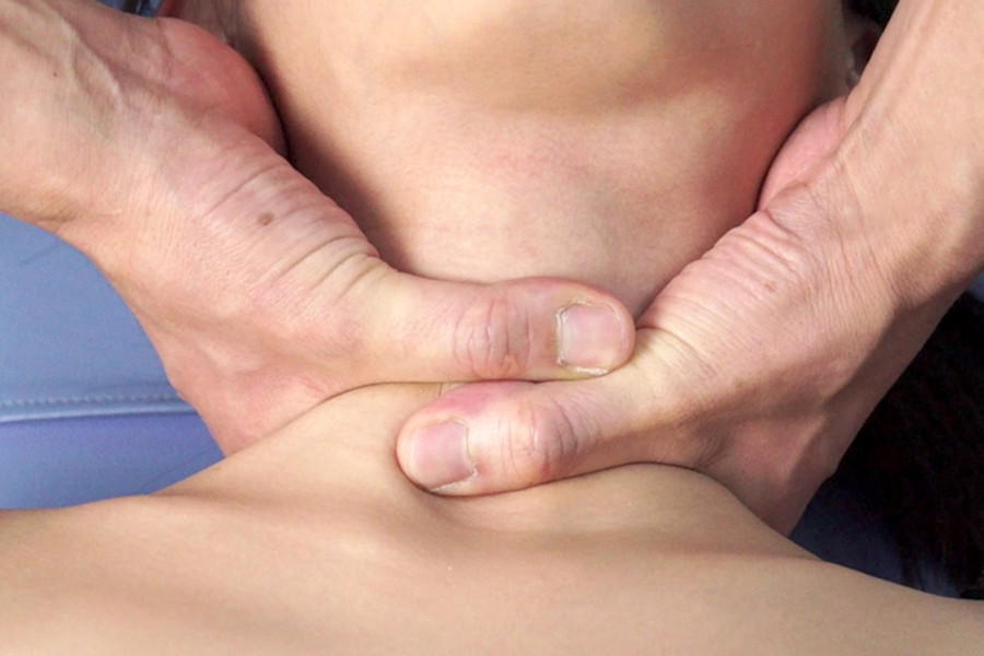 女性の首・喉・首絞め　サンプル画像08