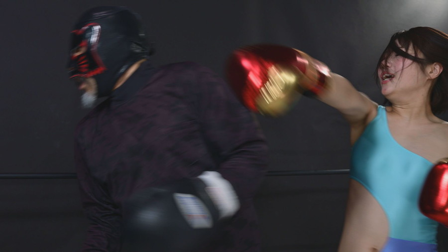 さくまつなが屈強な男のパンチに倒されるリング戦