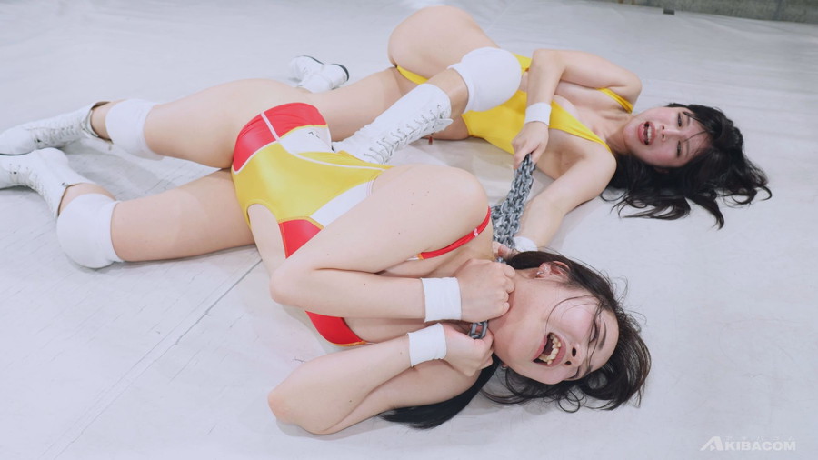 響つかさと若月もあが対峙する女子プロレスプライドの激闘シーン