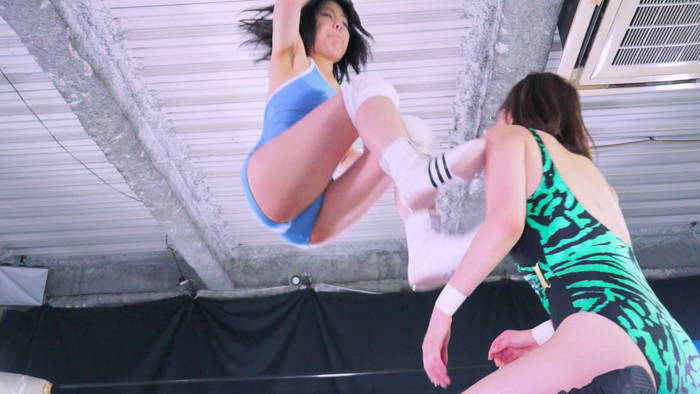 プロレレス技　元モデル　 卯水咲流  小谷野まゆ ドロップキック