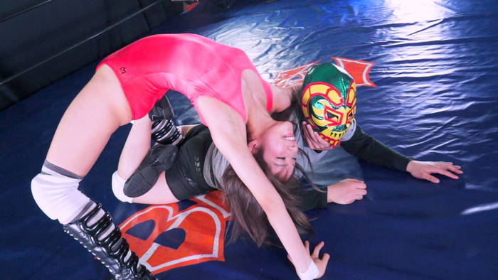 プロレス　絞め技　ＹＵＥ 競泳水着 Ｍ格闘
