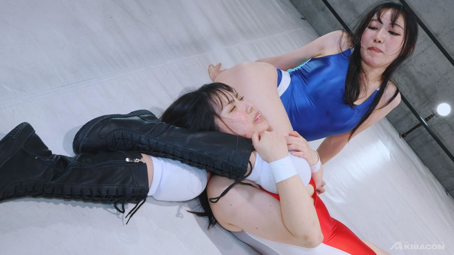 坂本りおと川崎亜里沙がリングで激しくぶつかり合う女子プロレス対決シーン