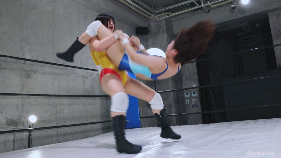 市川りくと有加里ののかがリングで激しくぶつかり合う女子プロレス対決シーン
