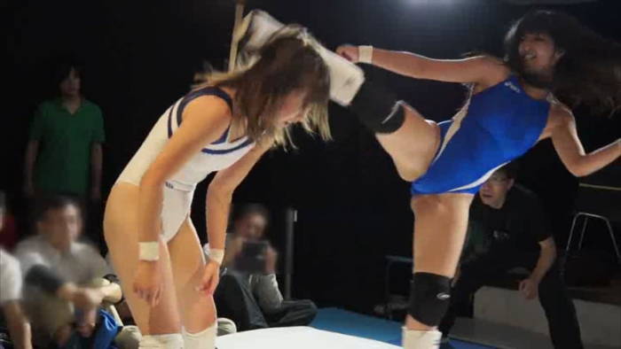 キャットファイト 金城真央　ハイキック　リングコスチューム