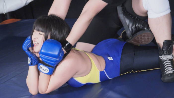 総合格闘技　女子ファイター 金城真央 首絞め