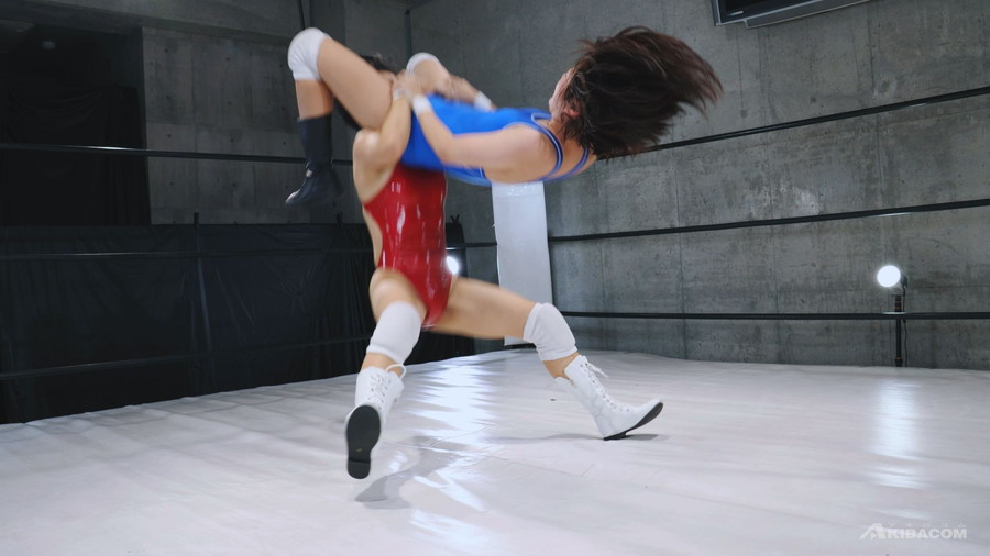 宇一佳奈実が市川りくを追い詰める女子プロレス決戦