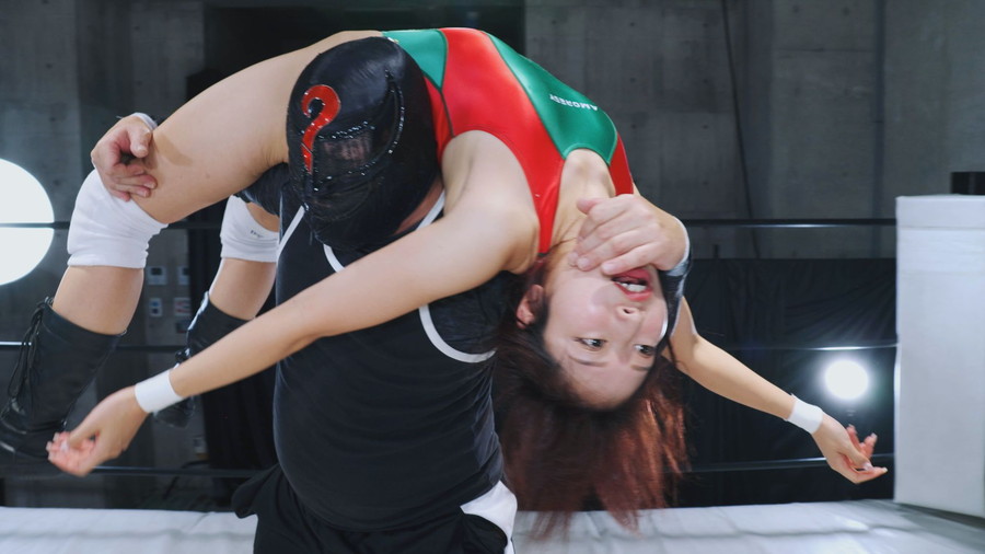 男子選手と対峙する葉月ひなのミックスプロレス攻防