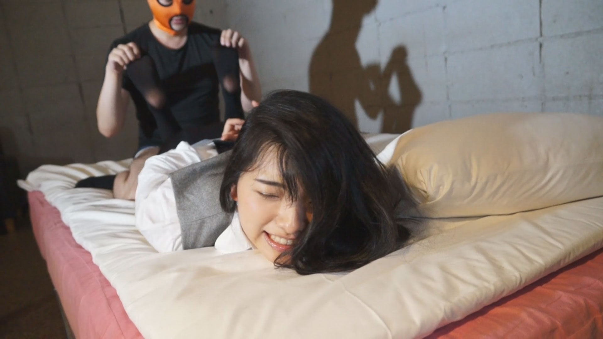 足の裏をくすぐりされる美女